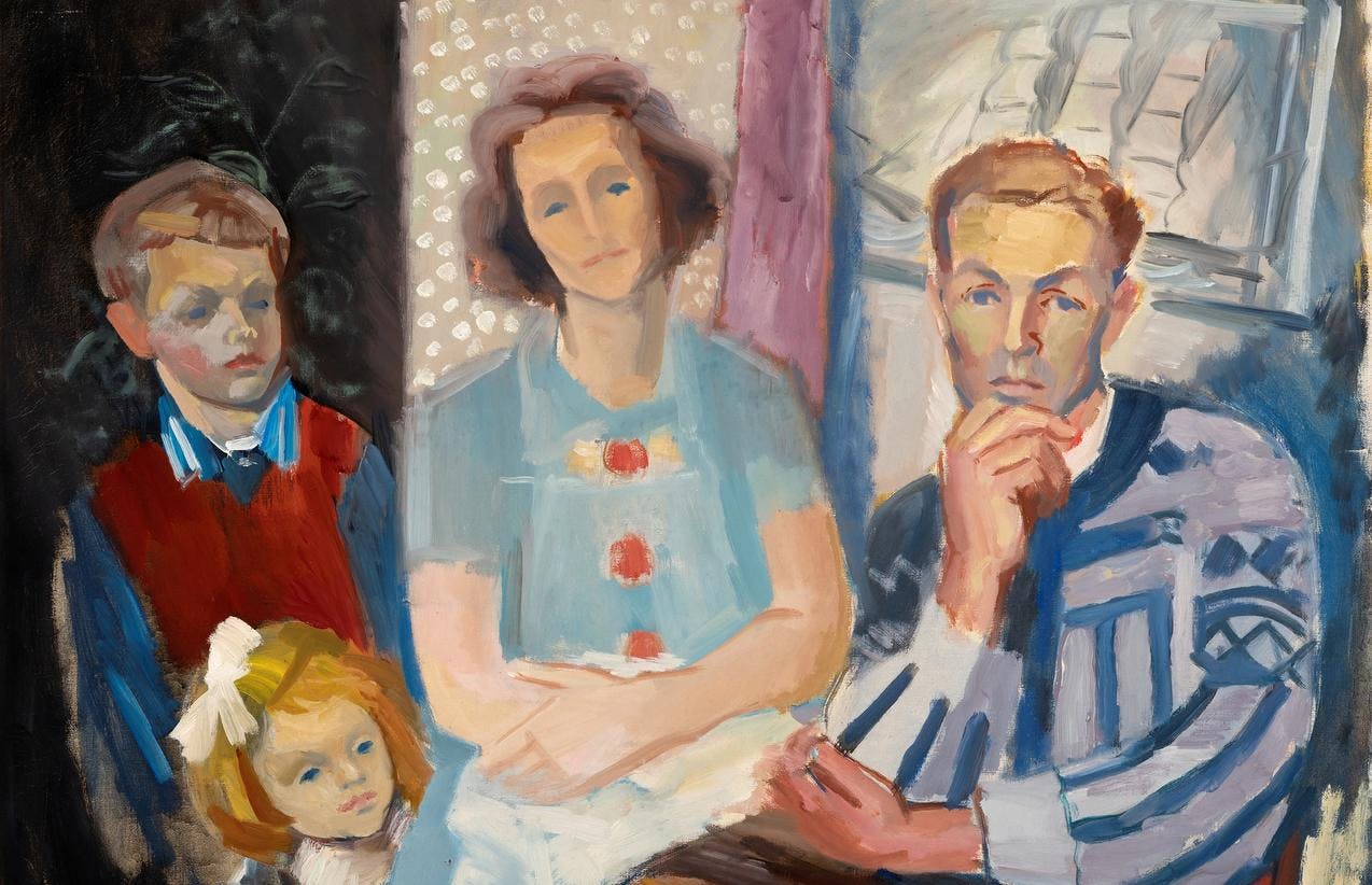 Et maleri av en familie på fire hvor vi ser en ung gutt i vest og skjorte, en liten jente med sløyfe i håret, en mor med skulderlangt hår og forkle og en far med stripete skjorte. 