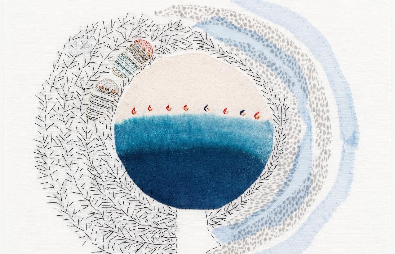 Brodert kunstverk av Britta Marakatt-Labba som viser en sirkel av grenaktige formasjoner rundt en sirkel med en blå, sjøaktig form. 